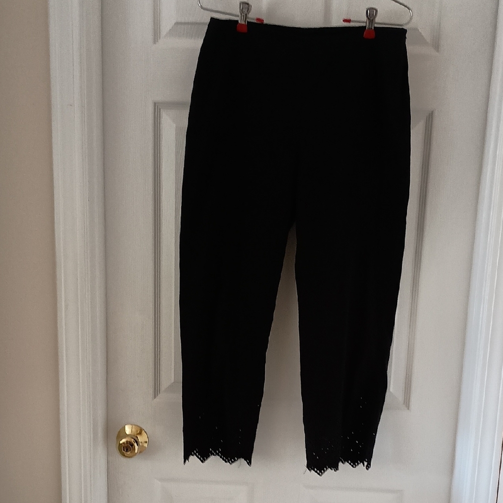 Jones New York Black Cropped Pants with Lace Hem